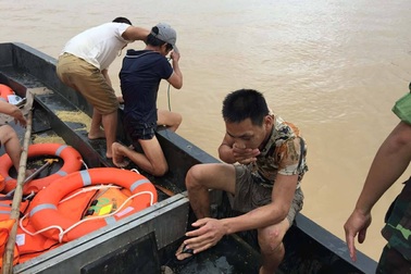 Bộ đội cứu 2 bố con suýt bị nước lũ cuốn trôi