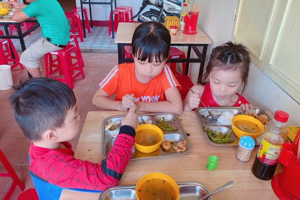 Ấm lòng quán cơm chay 2.000 đồng, miễn phí giao đến tận nơi - 13 Ấm lòng quán cơm chay 2.000 đồng, miễn phí giao đến tận nơi - 13