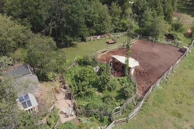 Ngô nhà xây từ phế liệu, không tốn tiền điện, 13 năm tự cung tự cấp