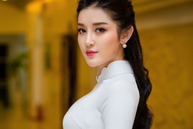 Huyền My tuyệt đẹp với áo dài trắng dẫn chương trình ý nghĩa xã hội