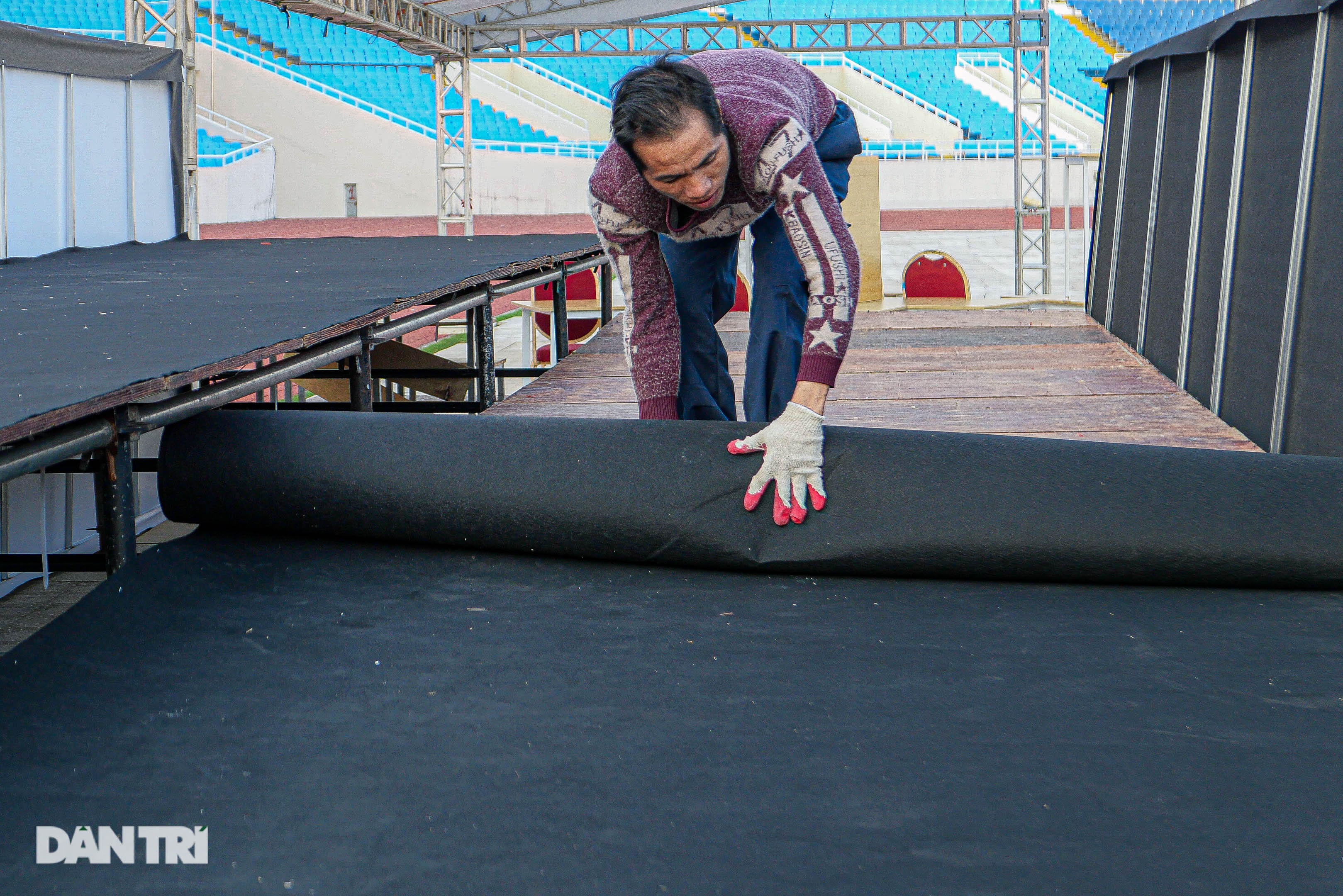 កម្មវិធី K-pop ត្រូវបានលុបចោល៖ កម្មករបានរុះរើប្រព័ន្ធសំឡេង និងភ្លើងយ៉ាងលឿន - ៣ Hủy show K-pop: Công nhân vội tháo dỡ hệ thống âm thanh, ánh sáng - 3