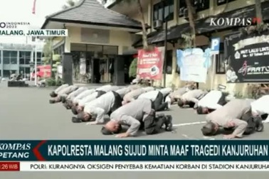 Hành động gập đầu của các cảnh sát được thực hiện sáng 10/10