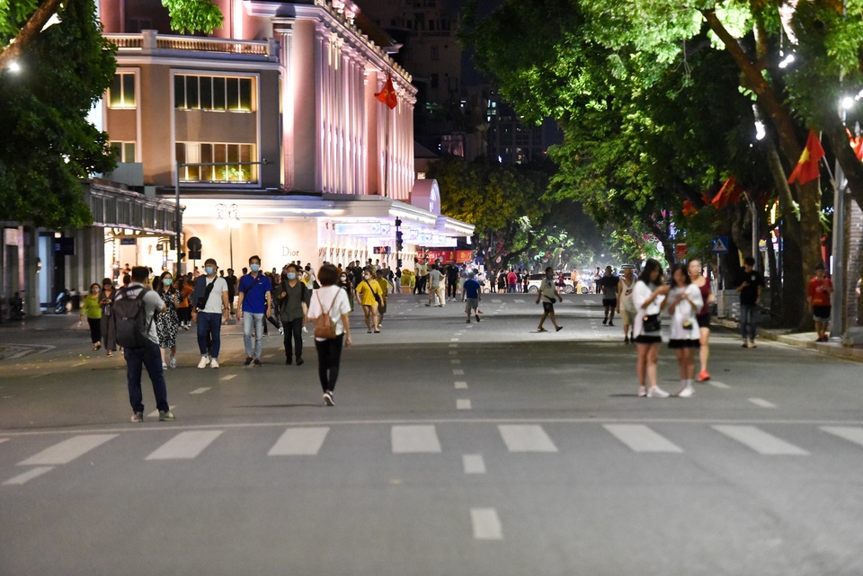 Người dân đổ về hồ Gươm trong ngày phố đi bộ mở trở lại - 12 Người dân đổ về hồ Gươm trong ngày phố đi bộ mở trở lại - 12