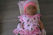 Bé gái khoảng 3 tháng tuổi bị bỏ rơi trước cổng nhà dân