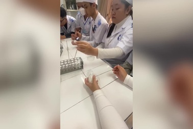 Thái Bình: Chuyện cảm động đằng sau clip bố học Đại học Y cùng con gái