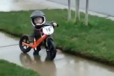 Cậu bé có màn khởi động xe cực chuyên nghiệp và thú vị