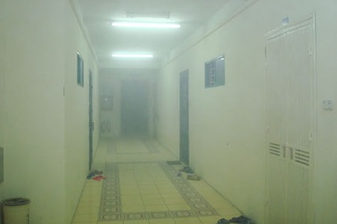 Khói mù mịt khu chung cư Trung Hoà - Nhân Chính lúc nửa đêm