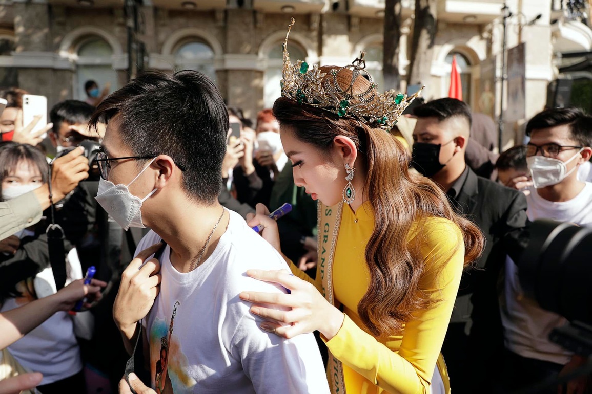 Hoa hậu Thùy Tiên bật khóc trong buổi diễu hành mừng chiến thắng - 4 Hoa hậu Thùy Tiên bật khóc trong buổi diễu hành mừng chiến thắng - 4