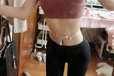 Dân mạng Trung Quốc khoe “vòng eo con kiến” bằng... tai nghe điện thoại