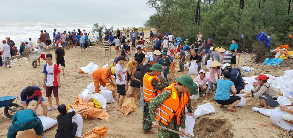 Khẩn cấp gia cố hơn 4km đê biển hư hỏng nặng - 7 Khẩn cấp gia cố hơn 4km đê biển hư hỏng nặng - 7
