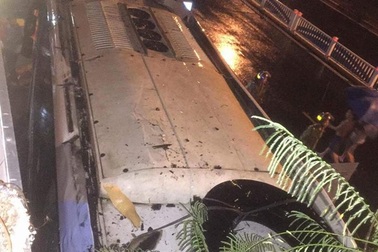 32 người la hét trong chiếc xe khách mất lái