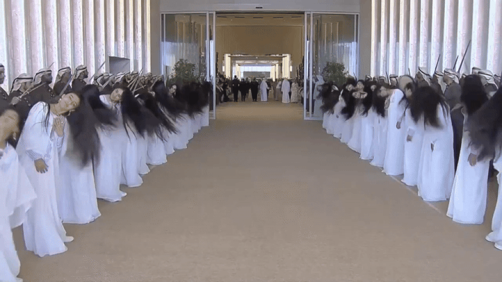 Little-known facts about the hair-tossing dance of the girls welcoming President Trump - 1 Điều ít biết về điệu múa của dàn thiếu nữ hất tóc chào đón Tổng thống Trump - 1