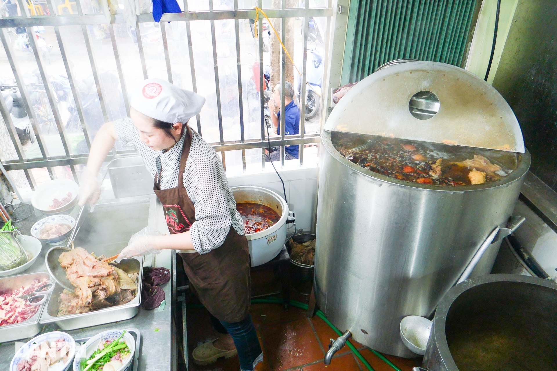Con gái hồi sinh quán phở Hà Nội của cha, khách xếp hàng như thời bao cấp - 4 Con gái hồi sinh quán phở Hà Nội của cha, khách xếp hàng như thời bao cấp - 4