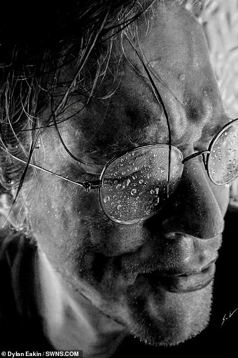 Sửng sốt trước những bức vẽ bằng... than củi - 1