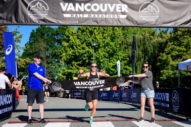 Runner nghiệp dư bất ngờ vô địch Vancouver Half Marathon
