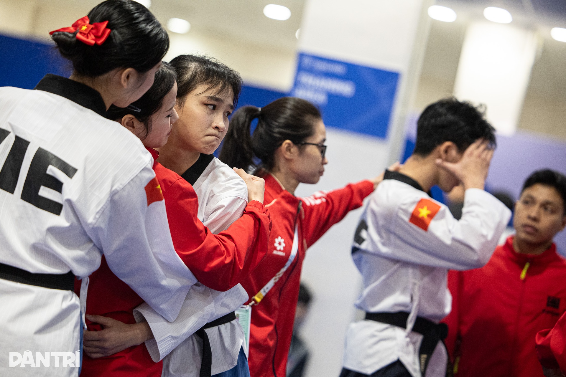 VĐV Taekwondo thất thần khi để hụt mất tấm HCV đầu tiên tại SEA Games 33 - 12