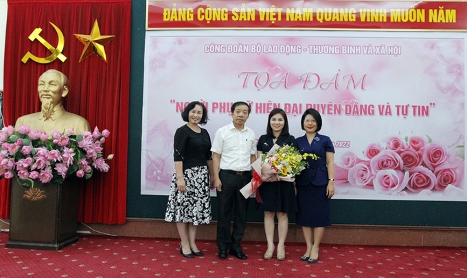 Đồng chí Lê Văn Hoạt - Phó Bí thư Thường trực Đảng uỷ Bộ gửi tặng hoa chúc mừng các nữ đoàn viên Công đoàn Bộ nhân ngày Phụ nữ Việt Nam 20/10