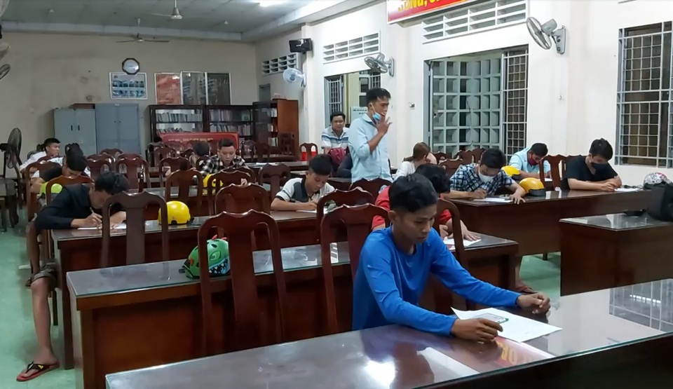 Thiếu tá CSGT bị quái xế tông gãy chân khi chặn nhóm đua xe - 1 Thiếu tá CSGT bị quái xế tông gãy chân khi chặn nhóm đua xe - 1