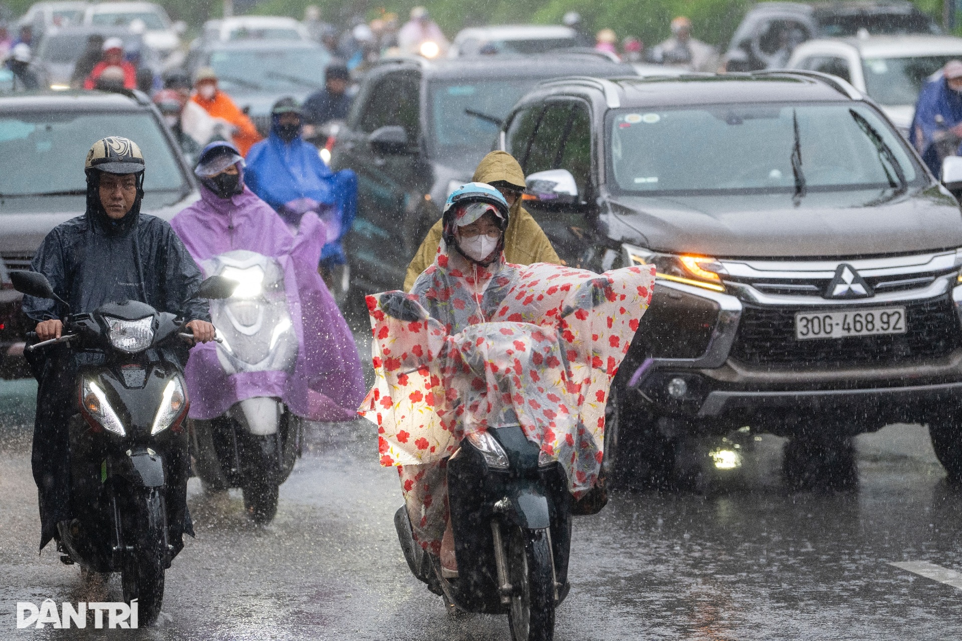 Ảnh hưởng bão Bualoi, người dân Hà Nội vất vả đội mưa đi làm sáng đầu tuần - 2 Ảnh hưởng bão Bualoi, người dân Hà Nội vất vả đội mưa đi làm sáng đầu tuần - 2
