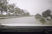 Chuyển hướng không quan sát, ô tô gây tai nạn rồi bỏ chạy