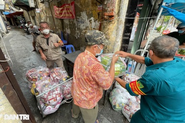 Nếm trải cuộc sống trong khu vực phong tỏa 1.300 dân ở Hà Nội