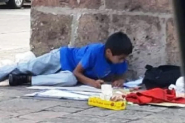 Cậu bé lang thang chăm học được Bộ trưởng Giáo dục Mexico trao học bổng