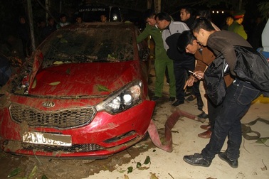 Lùi xe ô tô rơi xuống sông Hồng, hai cán bộ bệnh viện Yên Bái tử vong