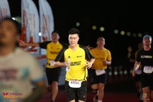 Hơn 11.000 vận động viên tham dự giải marathon diễn ra lúc nửa đêm ở TPHCM