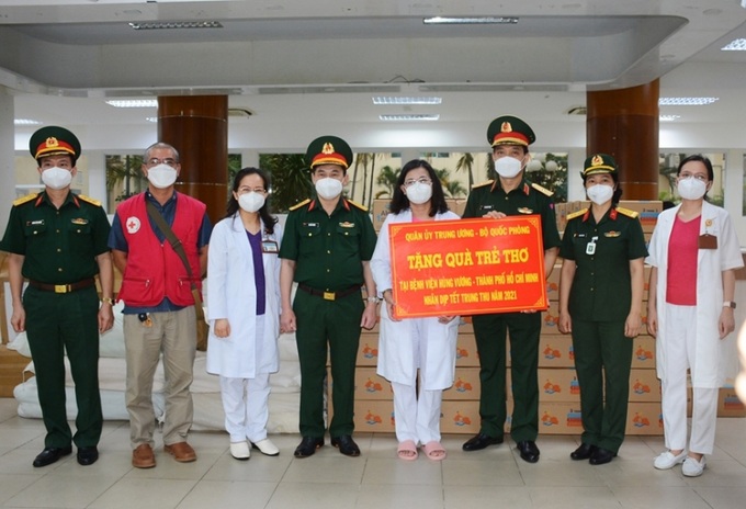 Đại diện Bệnh viện Hùng Vương nhận quà của Quân ủy Trung ương - Bộ Quốc phòng tặng trẻ thơ đang điều trị tại bệnh viện.