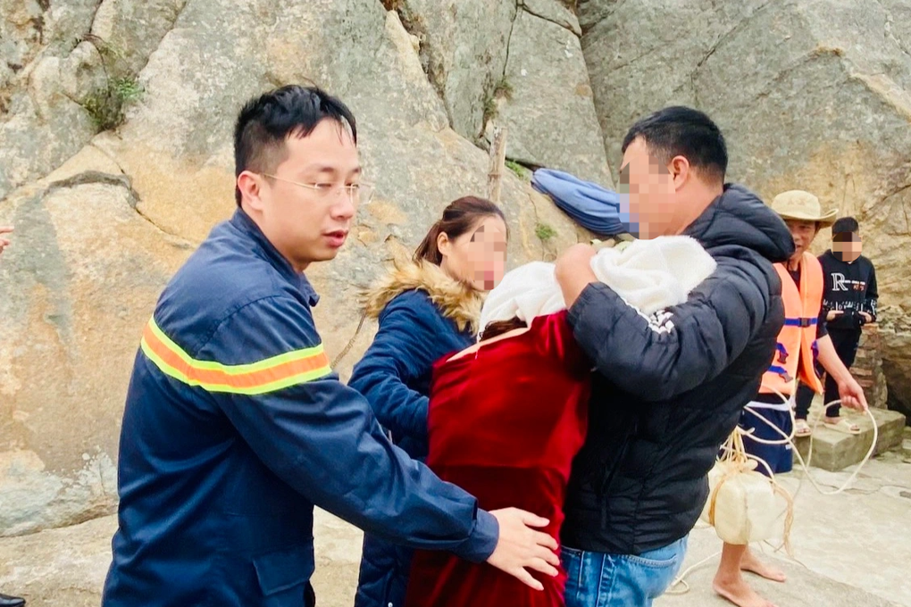 Giải cứu người phụ nữ định gieo mình xuống biển Sầm Sơn - 3 Giải cứu người phụ nữ định gieo mình xuống biển Sầm Sơn - 3
