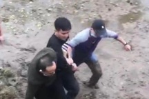 Khống chế đối tượng truy nã la hét, kích động gia đình chống đối công an