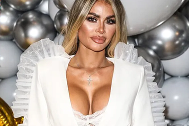 Chloe Sims diện áo xẻ sâu dự tiệc giáng sinh