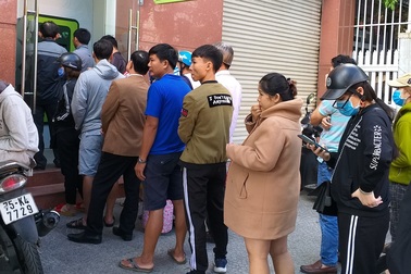 Xếp hàng dài trước cây ATM chờ rút tiền ngày Tết