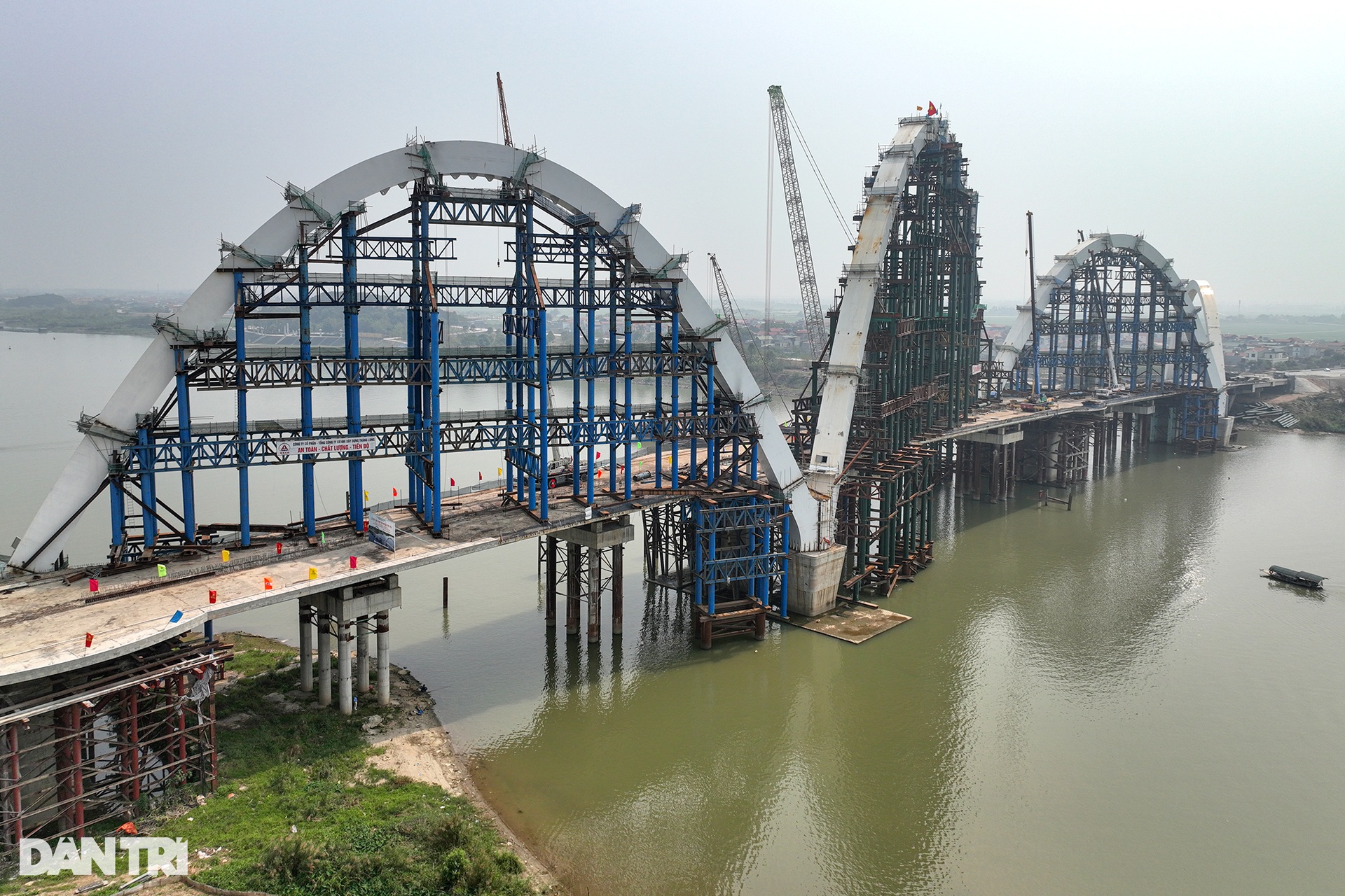 Lộ diện dáng rồng cuộn cầu vòm thép cao nhất Việt Nam trên sông Đuống - 3 Lộ diện dáng rồng cuộn cầu vòm thép cao nhất Việt Nam trên sông Đuống - 3