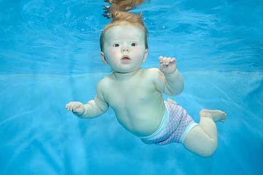 Ngắm các bé chưa biết bò đã... tập bơi 