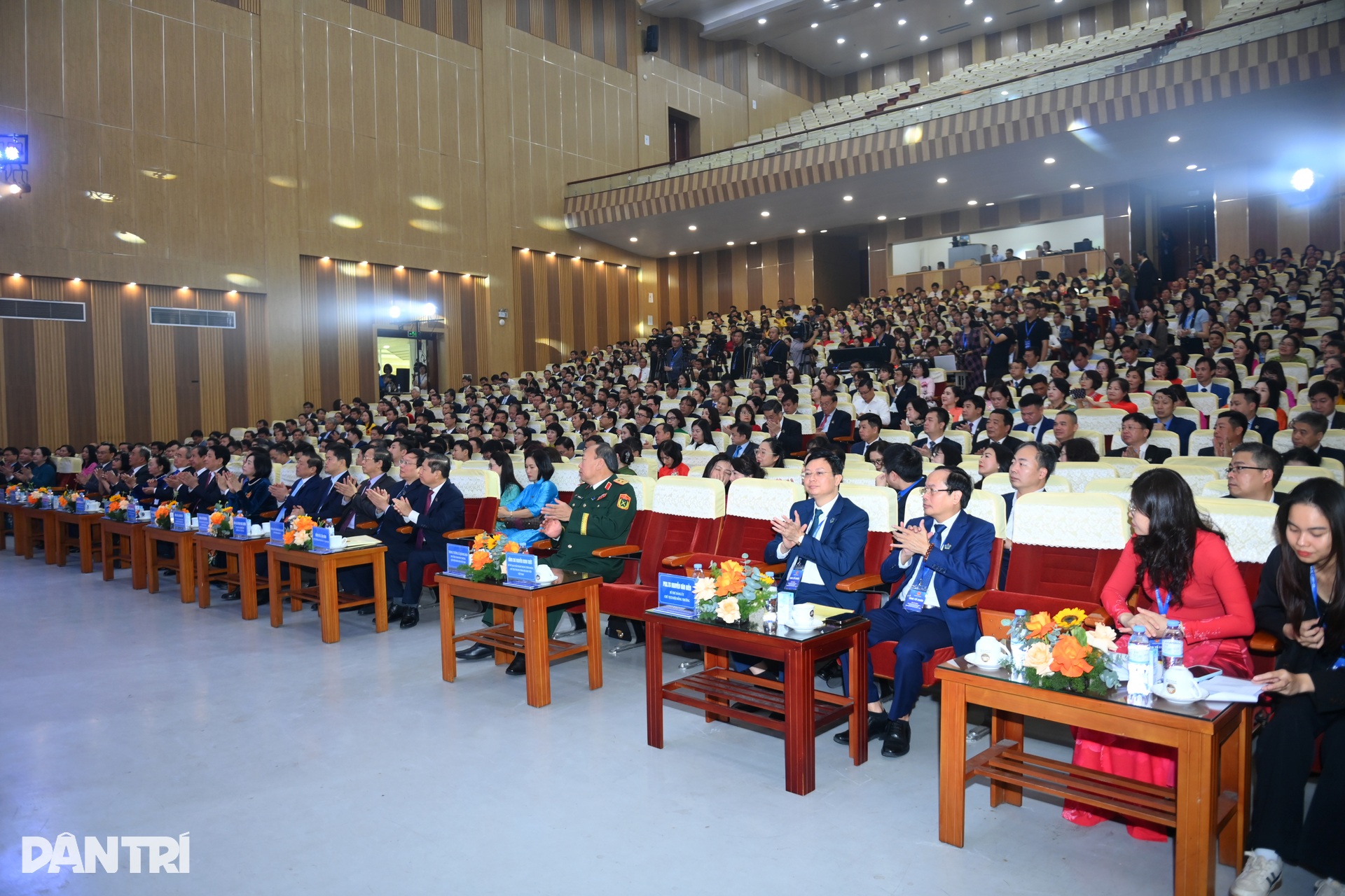 Chủ tịch nước Lương Cường dự Lễ kỷ niệm 20/11 tại Đại học Sư phạm Hà Nội - 4 Chủ tịch nước Lương Cường dự Lễ kỷ niệm 20/11 tại Đại học Sư phạm Hà Nội - 4