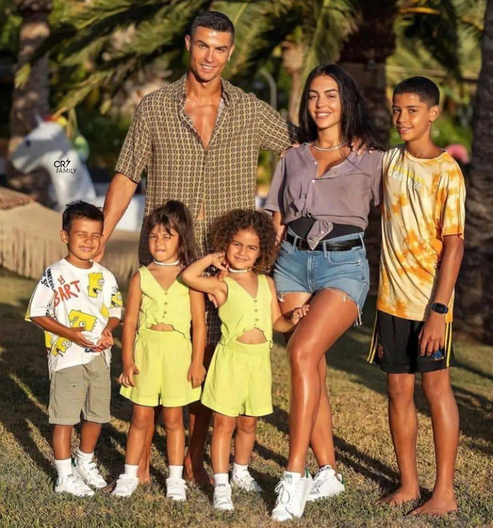 Cách Ronaldo nuôi dạy con cái khi gia đình không có gì ngoài điều kiện - 4 Cách Ronaldo nuôi dạy con cái khi gia đình không có gì ngoài điều kiện - 4