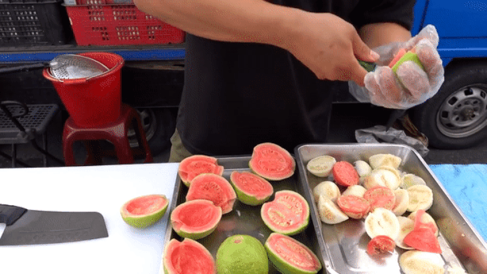 Video ghi cảnh cắt gọt ổi ở chợ đêm thu hút hơn 5 triệu lượt xem - 3 Video ghi cảnh cắt gọt ổi ở chợ đêm thu hút hơn 5 triệu lượt xem - 3