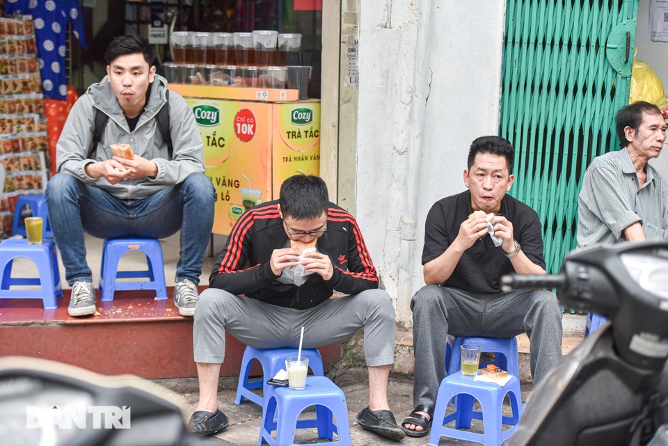 Quán bánh mỳ bảo thủ thời bao cấp mỗi buổi sáng hết bay 400 cái - 3 Quán bánh mỳ bảo thủ thời bao cấp mỗi buổi sáng hết bay 400 cái - 3