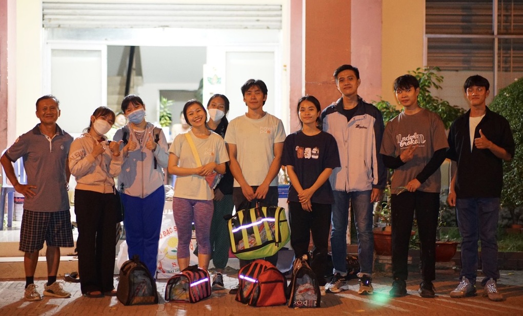 Nín thở canh bắt mèo hoang ở công viên TPHCM về triệt sản - 6 Nín thở canh bắt mèo hoang ở công viên TPHCM về triệt sản - 6