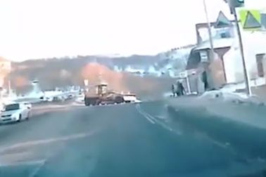 Người phụ nữ bị xe dọn tuyết cắt làm đôi trong tai nạn kinh hoàng