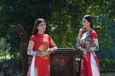 Về miền Hương Ngự xem áo dài Huế dịu dàng