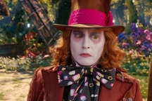 “Cướp biển” Johnny Depp bị fan la ó vì bỗng dưng… hoá phù thuỷ