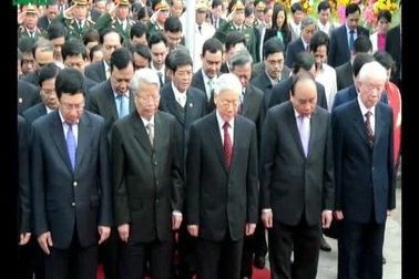 Dâng hương trước anh linh Thủ tướng Phạm Văn Đồng