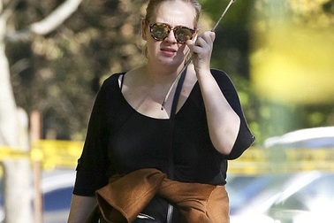 Adele để mặt “mộc”, mặc quần jeans đưa con trai đi chơi