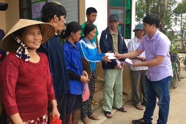 Về xã có 1.700 ngôi nhà bị lũ nhấn chìm trao quà bạn đọc Dân trí giúp đỡ