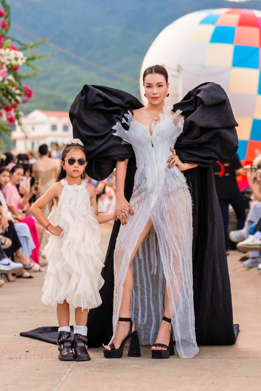 Trà Ngọc Hằng catwalk cùng con gái 6 tuổi, nói gì về sự cố bị đọc nhầm tên? - 1 Trà Ngọc Hằng catwalk cùng con gái 6 tuổi, nói gì về sự cố bị đọc nhầm tên? - 1