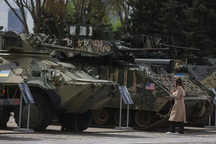 Nga trưng bày "chiến lợi phẩm" xe bọc thép và xe tăng thu được ở Ukraine