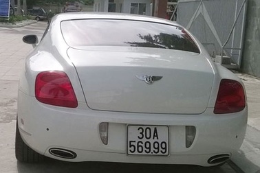 Tạm giữ ô tô hạng sang mang biển số giả