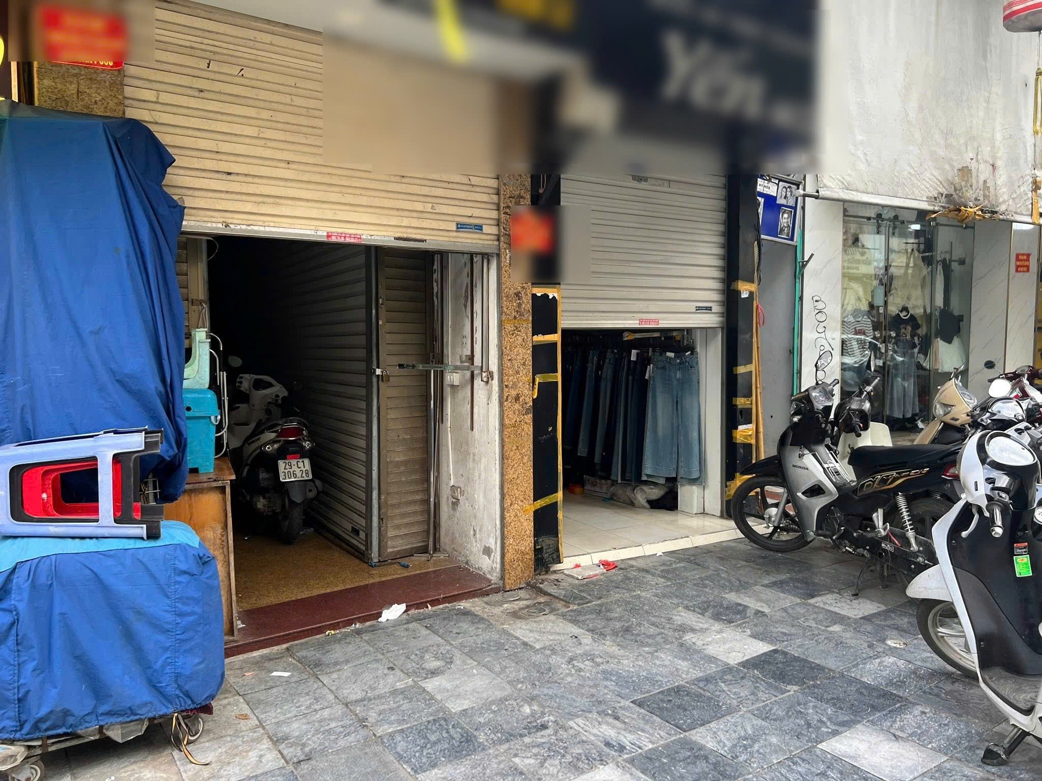 Cảnh tượng lạ giữa phố cổ Hà Nội, khách mua hàng phải chui qua cửa
